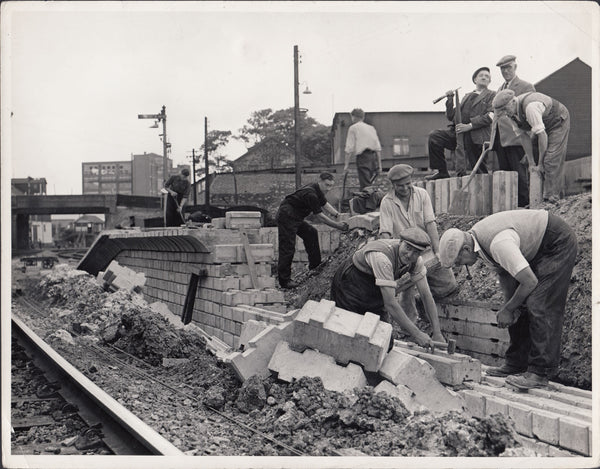 111261 - CIRCA 1958/9 PHOTOGRAPHS BISHOPS STORTFORD RAILWAY STATION DURING RENOVATION.