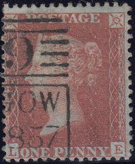 121399 1856-57 1D PL.42 MATCHED PAIR LETTERED LE ON BLUED PAPER (SG29) AND WHITE PAPER (SG40).